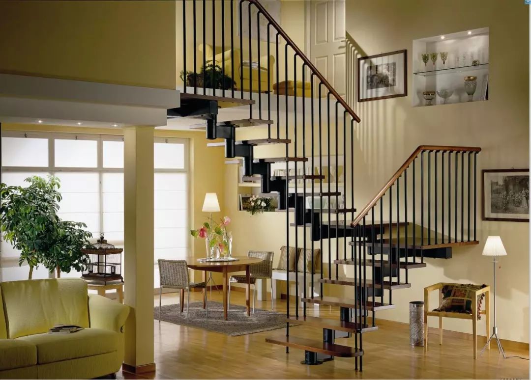 家里是复式楼的屋主，可以把楼梯这样装，多出一间房